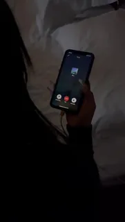 猫咪av站栏目：男友出任务要女友随机打个电话聊天，他则一边忙着抽插 精彩封面