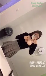 猫咪av站高分作品推荐：黑丝骚货伪娘厕所自慰