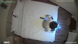 技术学院旁商务宾馆俯拍大学生情侣开房嗨皮眼镜美女提前开好房等待小伙带了一盒避孕套直奔主题脱光就开始搞 优质原创视频在线直达