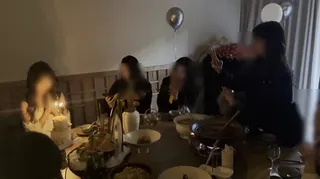 猫咪av站精选视频：生日现场偷情实录！！把寿星接去房间里操。男友在楼下唱歌！ 完整版