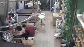 漂亮大奶老板娘偷情 小伙舔奶舔逼掰开内内直接强上 优质原创视频在线直达