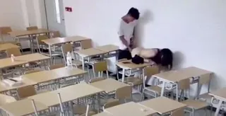 #吃瓜 小情侣教室啪啪被监控拍下 - 高清在线观看
