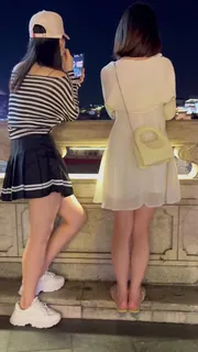 正在播放：户外偷拍女主播和闺蜜户外直播裙底风光，蓝色蕾丝内性感内裤 (猫咪av站频道)