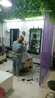 91视频推荐：2020.4.11，真实理发店偷拍，客人不知道老板娘逼里正塞着跳蛋，淫水流了一裤裆，没有客人就开始袒胸露乳抠骚穴 手机在线播放