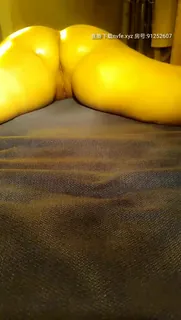 【女子SPA推油】女顾客全身推油按摩按完背部塞跳蛋拉扯，口交啪啪扶着按摩床后入猛操呻吟 - 极具视觉冲击力的猫咪av站内容