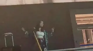 正在播放：#吃瓜_军训_跳舞 大一学妹跳舞不慎走光露出雪白的奶子 这下火出圈了 (猫咪av站频道)