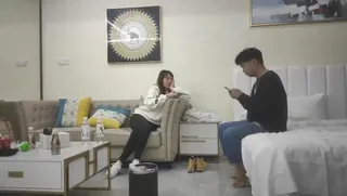 休学中大学妹子，带上眼镜挺斯文，苗条身材贫乳，跪着猛吸屌，翘起屁股后入爆插 优质原创视频在线直达