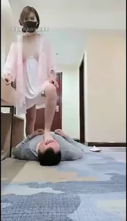 猫咪av站高分作品推荐：被骚逼少妇踩在脚下