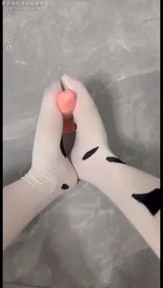 猫咪av站高分作品推荐：性感奶牛丝袜玩假鸡巴