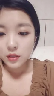 【21岁小奶妈】，这么年轻就生孩子了，哺乳期，还能挤出奶水来#直播 #自拍 - 高清在线观看