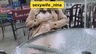 猫咪av站高分作品推荐：淫妻只穿外套到咖啡馆里露出自摸自慰呻吟！ #户外 #酥胸 #淫穴