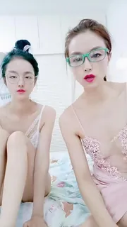 猫咪av站题材必看：妈妈和女儿一起发骚全程露脸性感睡衣脱光了嗨 封面图