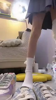 #套路直播 #阿月s #棉袜 #裸足 帆布鞋，糖果色空军 寸止 - 极具视觉冲击力的猫咪av站内容