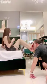 91社区热议作品：跪贴舔女主人的玉足 实拍