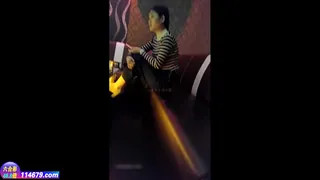 91社区热议作品：昨天晚上性感气质美女KTV唱歌喝多了被带到酒店捆绑拍照再强上过瘾 实拍