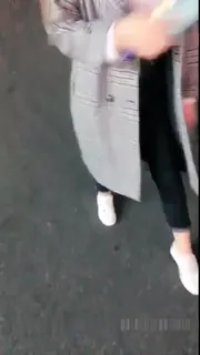 91社区热议作品：广场附近搭讪认识的性感美女,邀请一起吃晚饭后又去唱K,美女喝大了再带到酒店啪啪 实拍