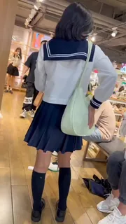 商城偷窥JK眼镜学生妹 跟妈妈一起买鞋子 小屁屁一屁股坐到了镜头上 - 高清流媒体极速加载