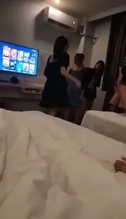 猫咪av站题材必看：精神小妹霸凌太可恶了 封面图