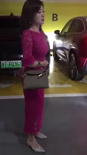 91视频官方收录：停车场的熟女