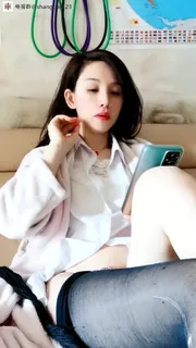 正在播放：#半糖    #小小的憨憨极品小少妇，制服丝袜美腿，内裤套头，大黑牛自慰喷水 (猫咪av站频道)