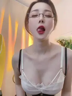 猫咪av站栏目：骚货大奶眼镜妹 精彩封面