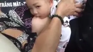 猫咪av站栏目：给亲儿子喂奶 精彩封面